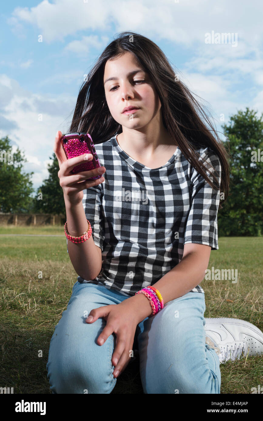 Junges Mädchen mit Ihrem Smartphone im freien Stockfoto