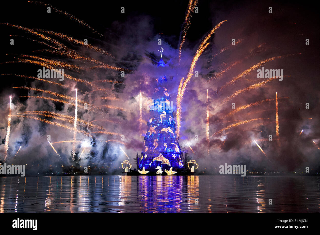 Rio De Janeiro, Brasilien 1. Dezember 2013 - berühmte Lagoa Weihnachtsbaum beleuchtet mit Lichtern und Feuerwerk zu feiern Weihnachten Stockfoto