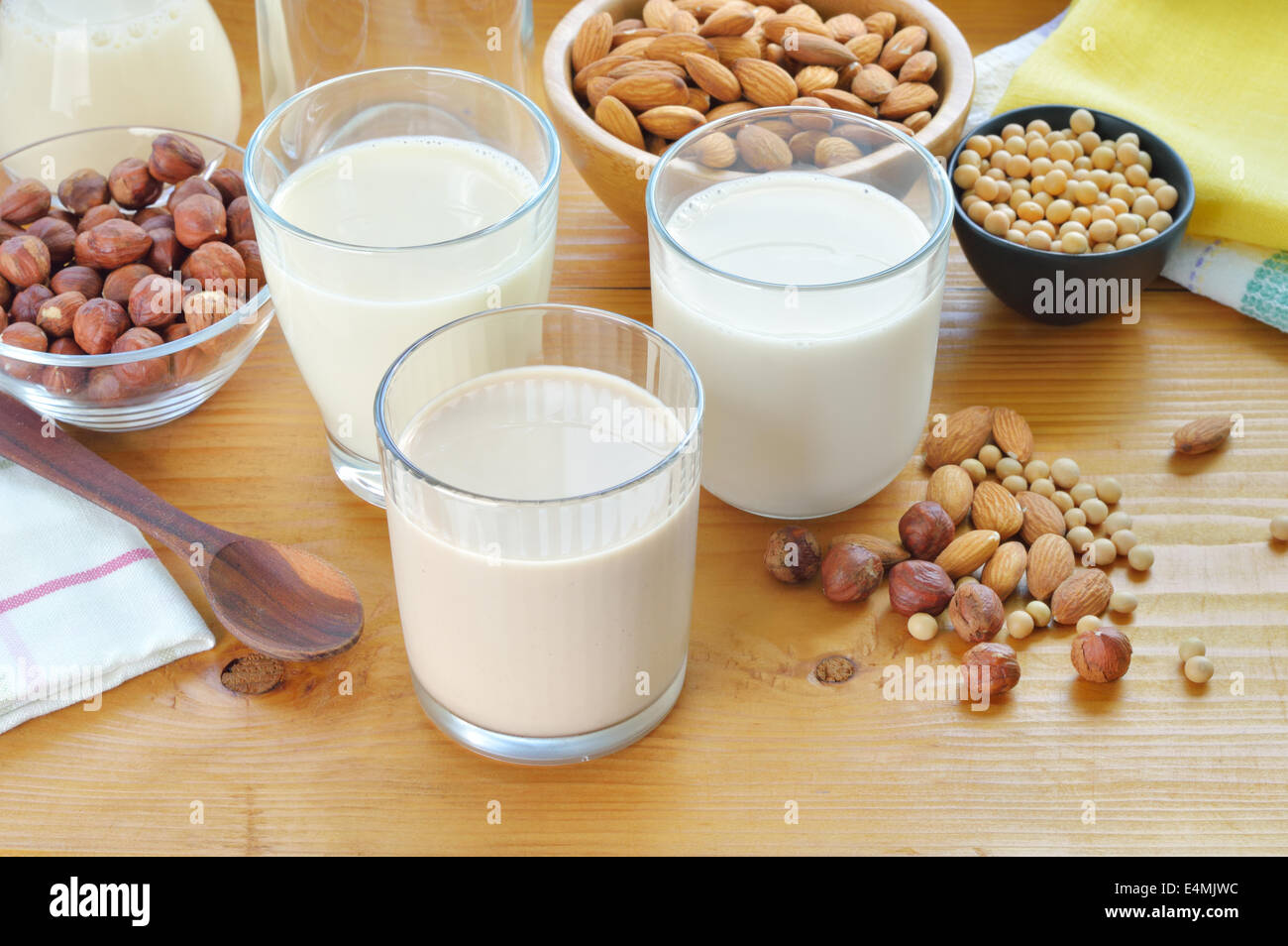 Verschiedene vegane Milch auf einem Tisch. Haselnuss, Mandeln, Reis und Soja Milch. Ersatz für Kuhmilch. Stockfoto
