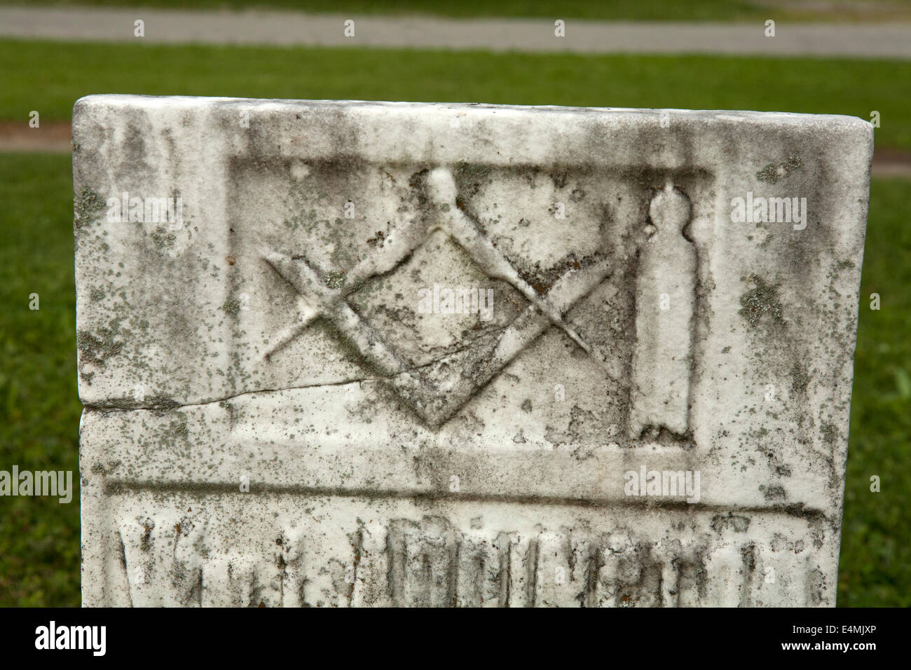 Freimaurer-Symbole auf einem Grabstein. Stockfoto