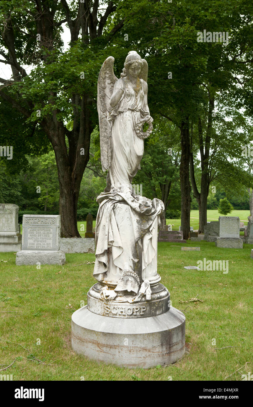 Statue eines Engels Kennzeichnung einer Grabstätte. Stockfoto