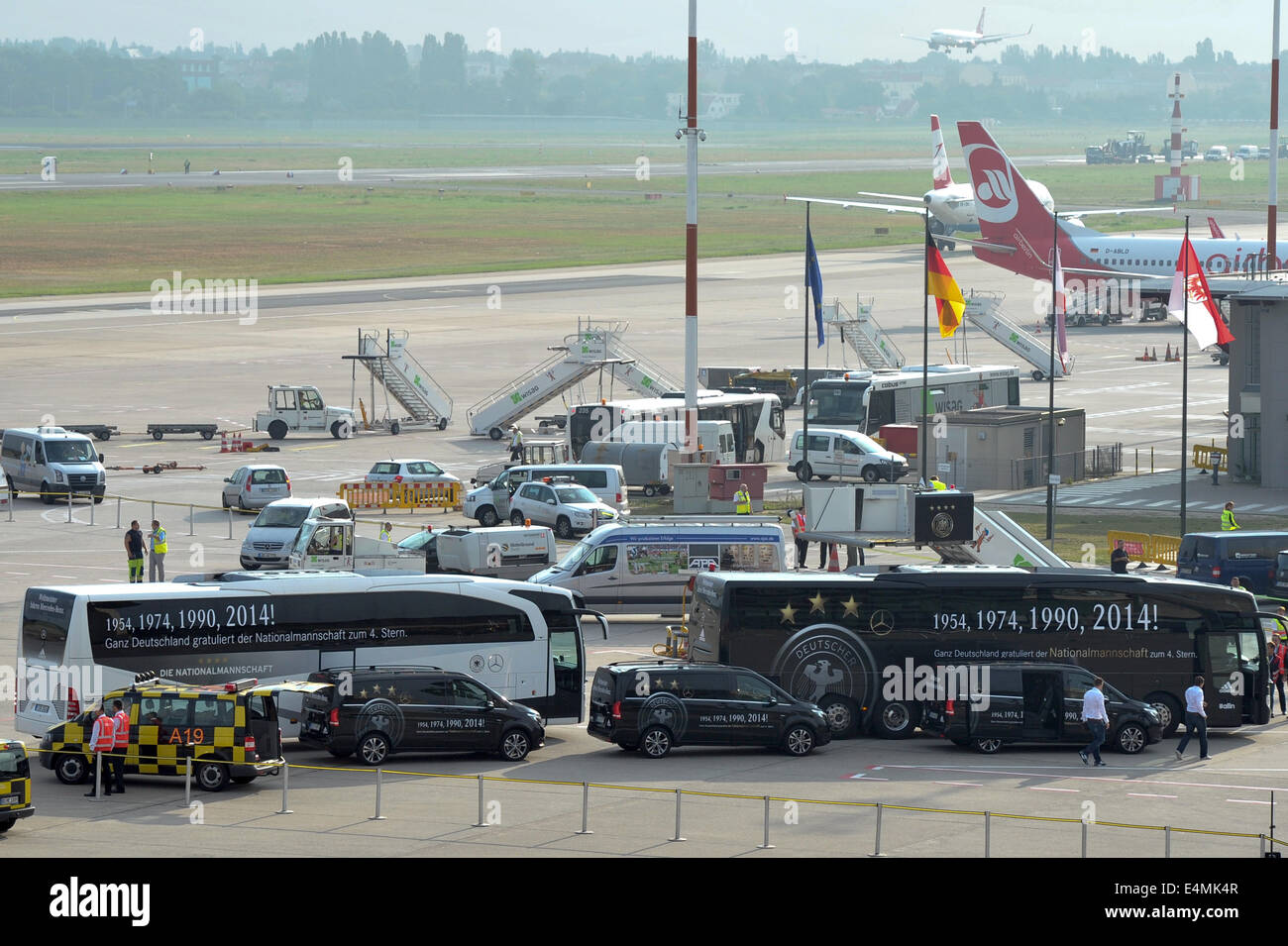 Berlin, Deutschland. 15. Juli 2014. Busse stehen bereit, auf Standby-warten auf die Ankunft der deutschen Fußball-Nationalmannschaft auf dem Flughafen Tegel in Berlin, Deutschland, 15. Juli 2014. Deutschland ist Weltmeister zum vierten Mal nach dem Sieg gegen Argentinien im Finale am 13. Juli 2014 WM 2014. Deutschland gewann zuvor die Weltmeisterschaften 1954, 1974 und 1990. Foto: Bernd von Jutrczenka/Dpa/Alamy Live News Stockfoto