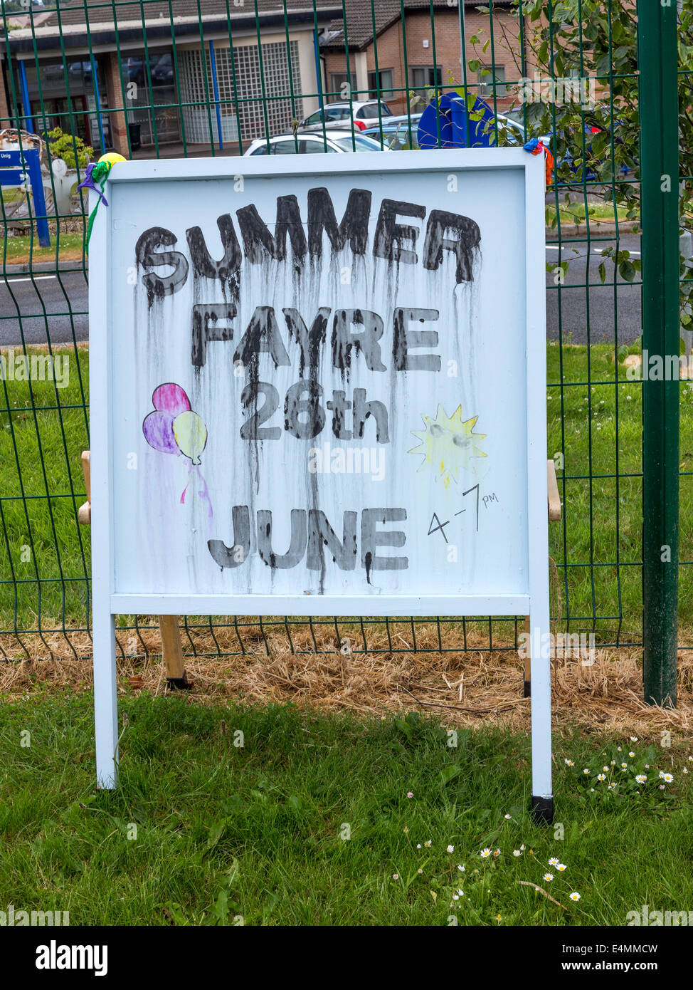 Ein verschmierten und Wasser getränkten Zeichen außerhalb einer Schule Werbung ein Sommer Fayre. Zeichen eines Sommers auswaschen? Stockfoto