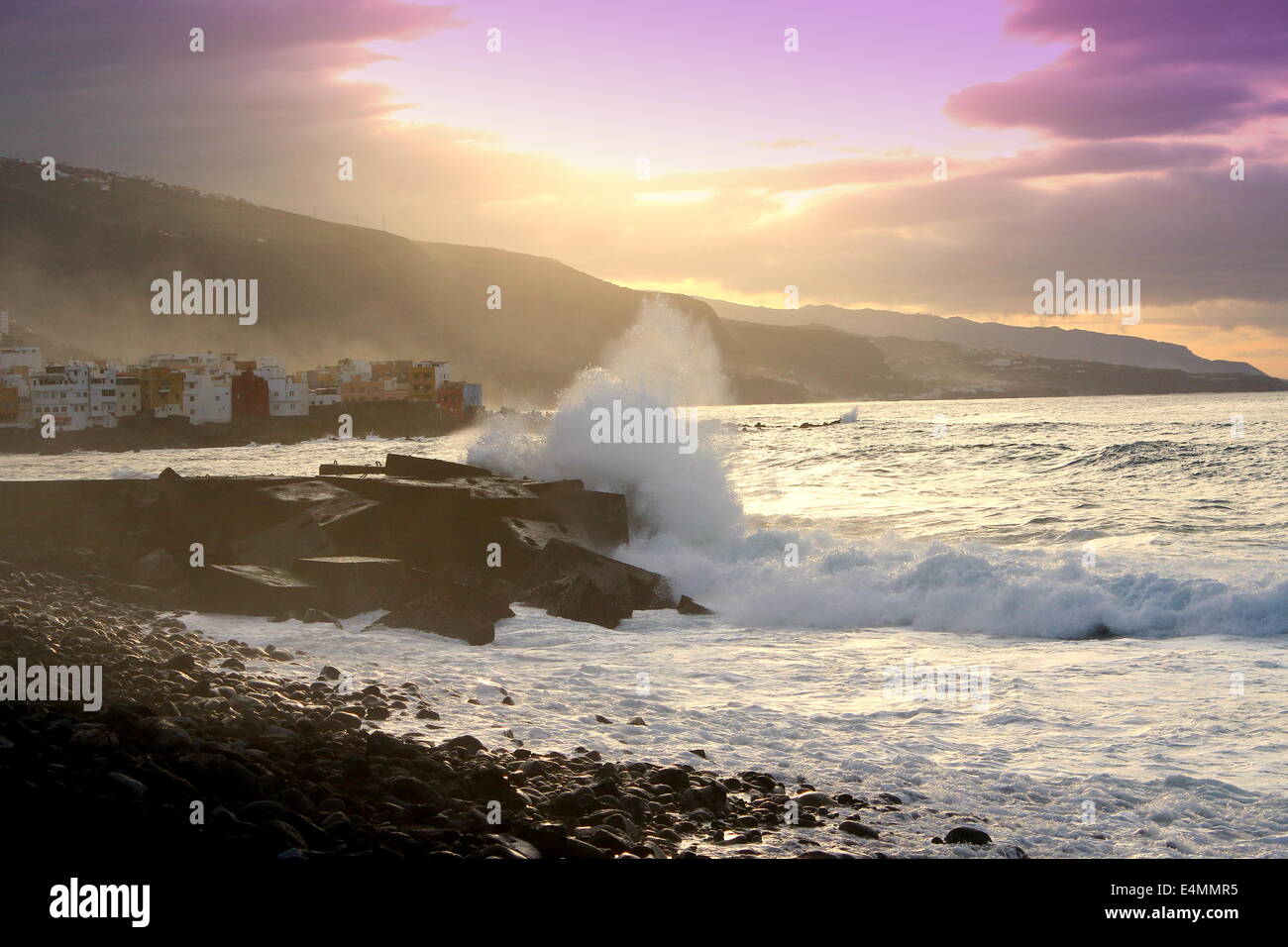 Stampfen Surfen und Meter hohe Wellen auf den Atlantischen Ozean Küste von Puerto De La Cruz, Teneriffa, Spanien bei Sonnenuntergang, Stockfoto