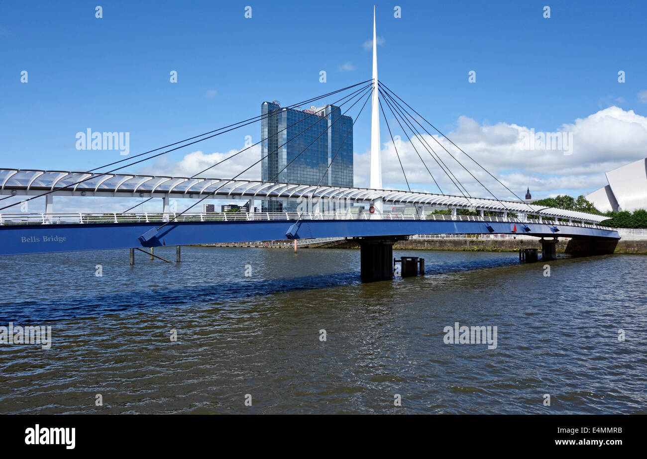 Renovierte Glocken Brücke Pacific Quay Süden mit Scottish Exhibition Centre nördlich über den Fluss Clyde in Glasgow Stockfoto