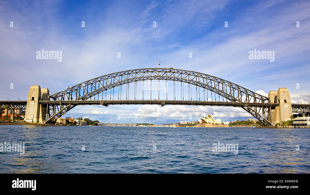 Sydney Harbour Bridge, eine Stahl-Bogenbrücke über den Sydney Harbour, mit der legendären Sydney Opera House in Australien. Stockfoto
