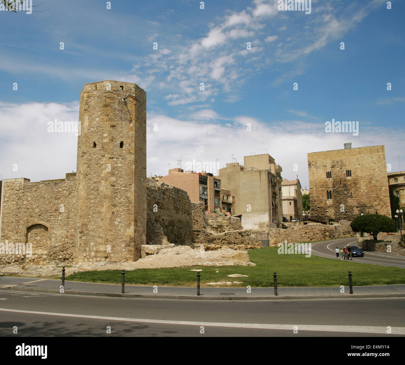 Spanien. Katalonien. Tarragona. Vor der Fassade des Roman Circus entstand die "Muralleta" (kleine Mauer) auf dem 15. Jh. Stockfoto
