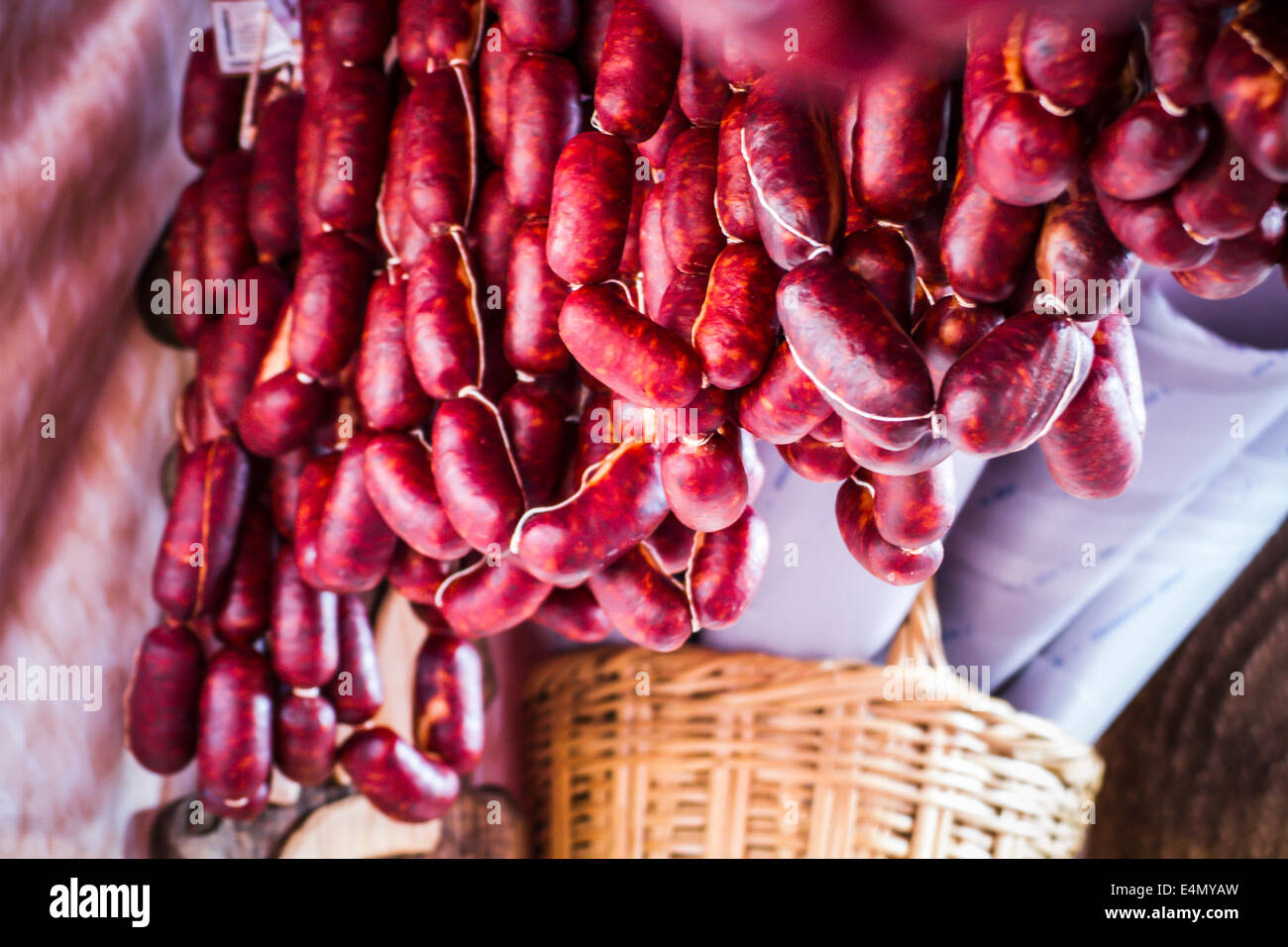 viele Würstchen und Chorizos in einem mittelalterlichen Jahrmarkt Stockfoto