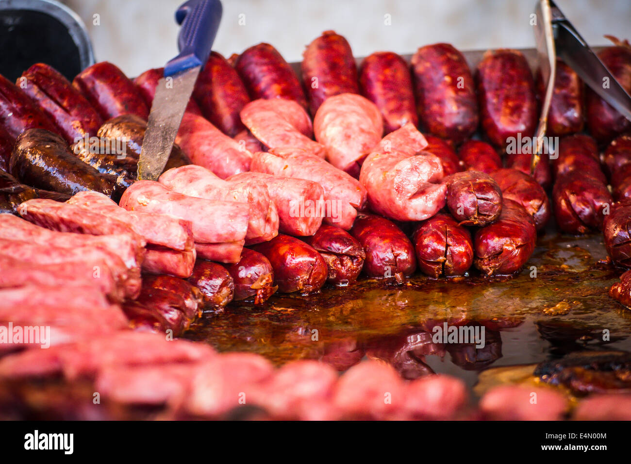 viele Würstchen und Chorizos in einem mittelalterlichen Jahrmarkt Stockfoto