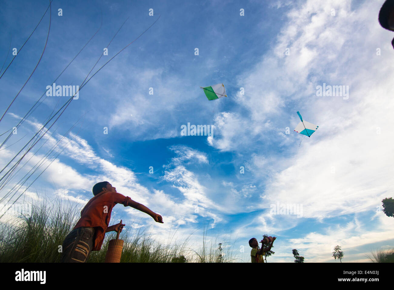 Kinder spielen mit dem kite Stockfoto