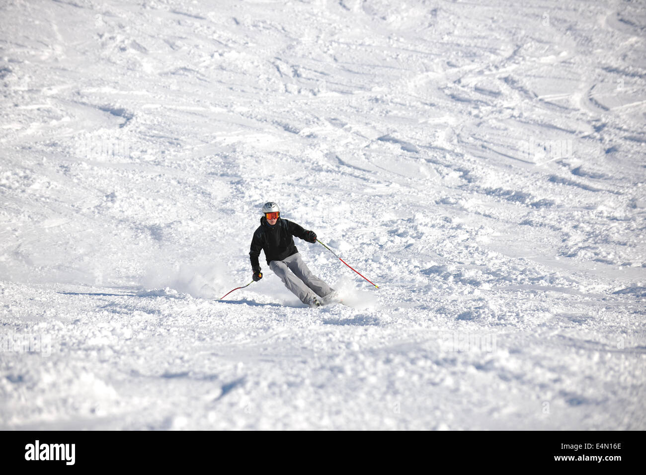 Skifahren auf auf jetzt im Wintersaison Stockfoto