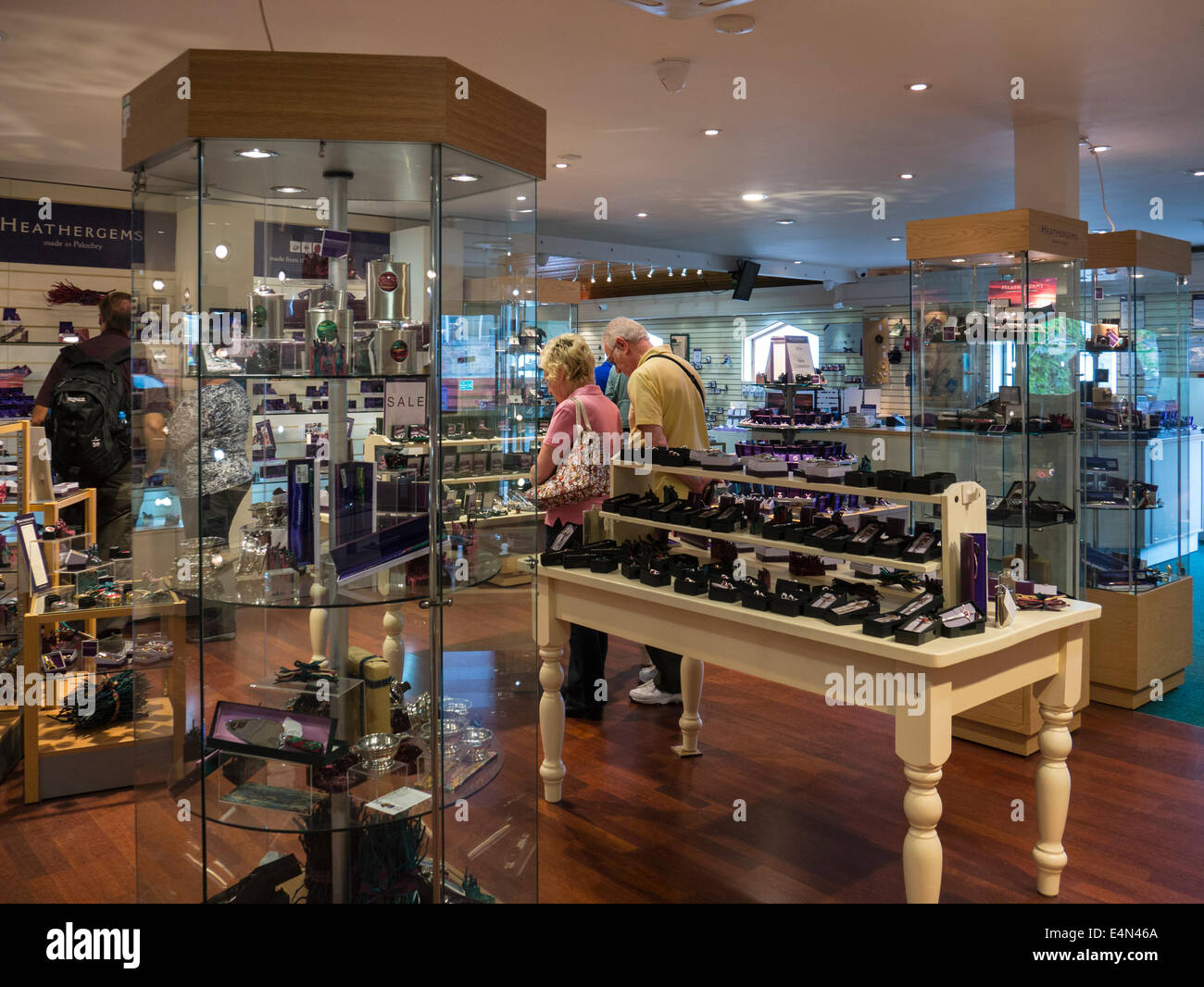 Besucher im Besucherzentrum Heathergems Geschenk-Shop und Showroom Pitlochry & Kinross Perth Schottland Stockfoto