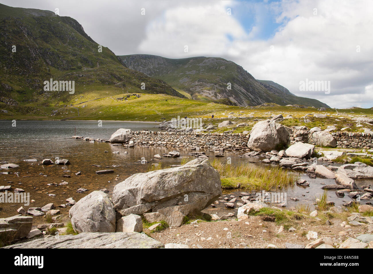 Llyn Idwal Ogwen Valley Eryri Snowdonia National Park Gwynedd North Wales beliebtes Wandergebiet mit großartigen öffentlichen Wanderwegen mit Blick auf den Y Garn Mountain Stockfoto