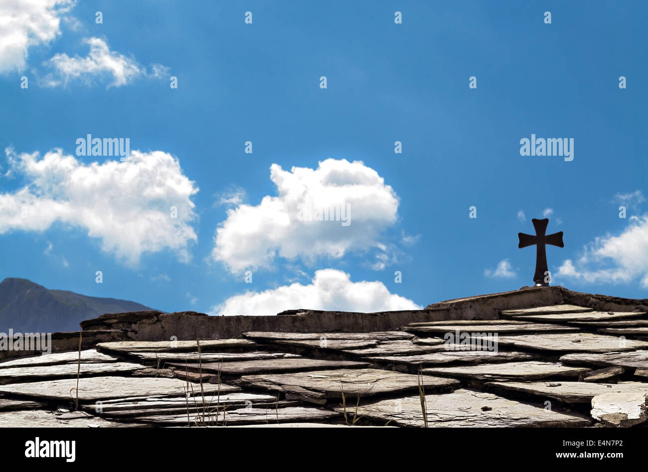 Ein Kreuz auf dem Dach einer kleinen Kirche Stockfoto