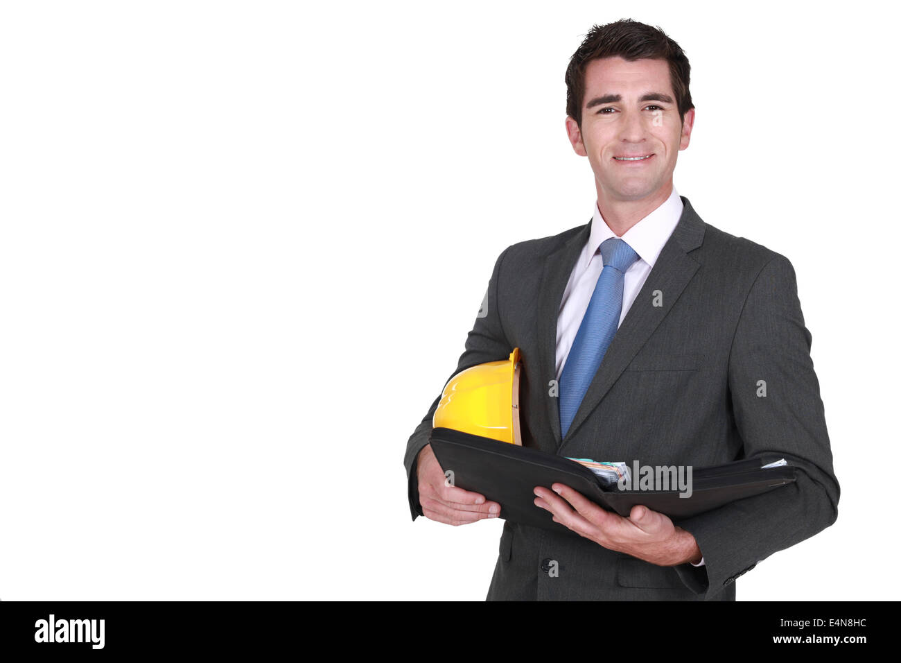 Architekt mit Schutzhelm und Ordner Stockfoto