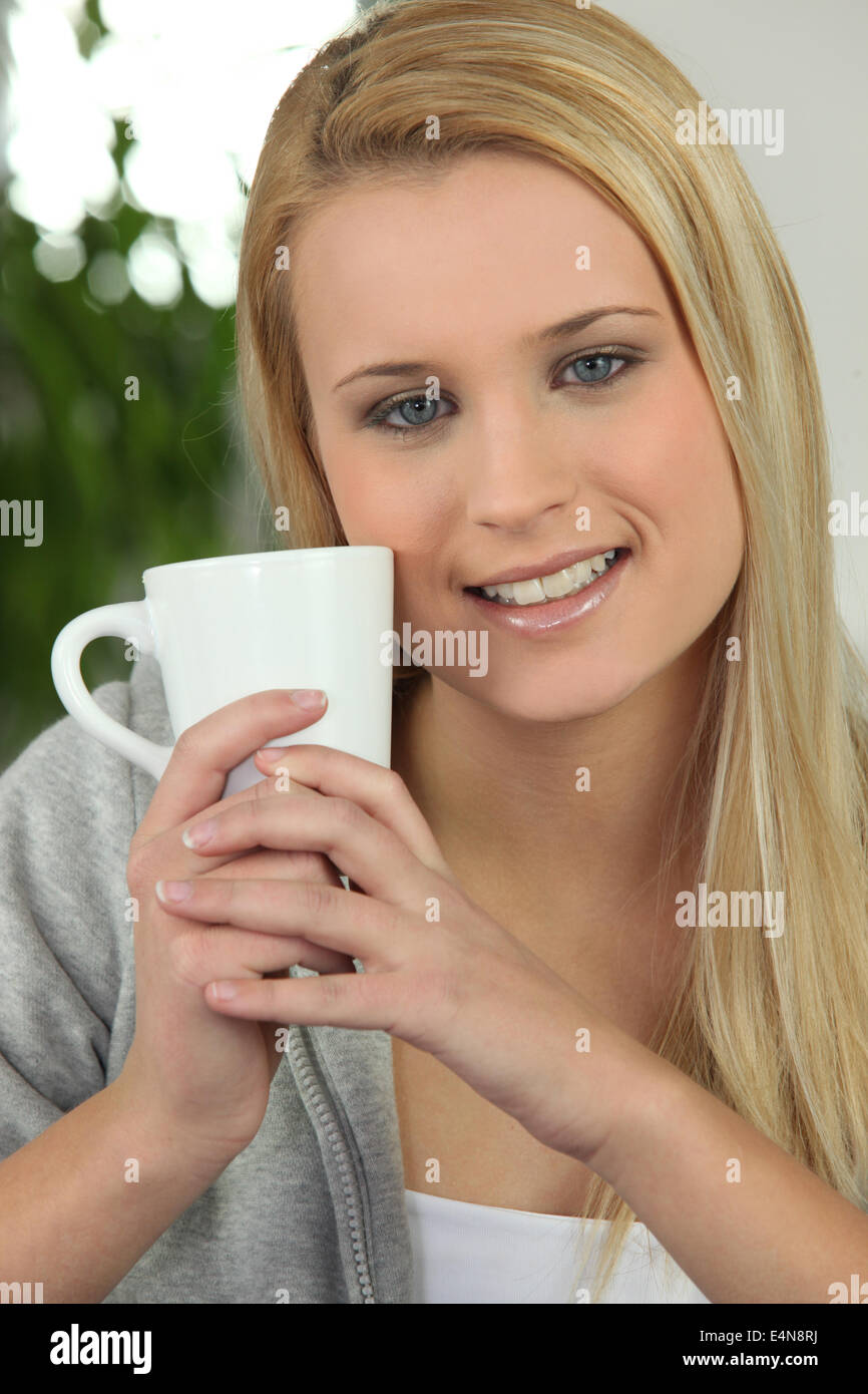 Junge Frau mit einem heißen Getränk Stockfoto