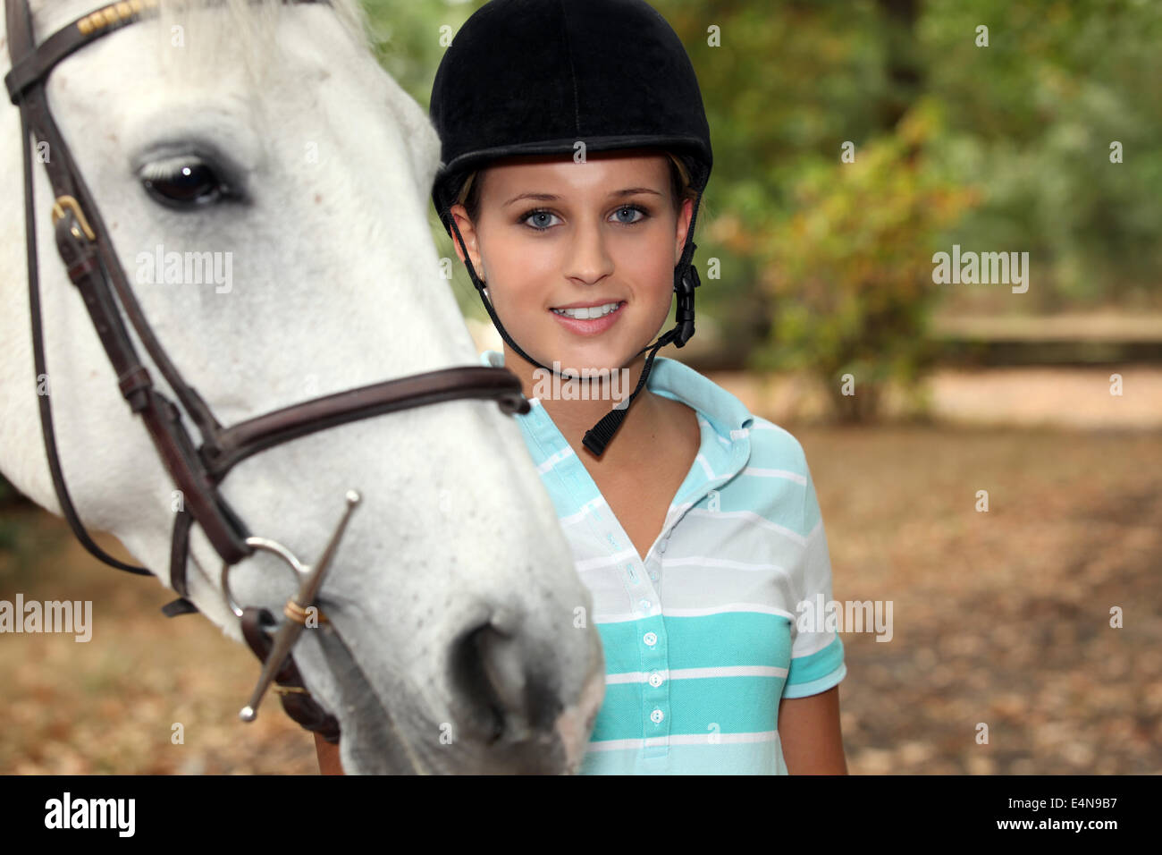 Blonde Teenager Stand mit Pferd Stockfoto