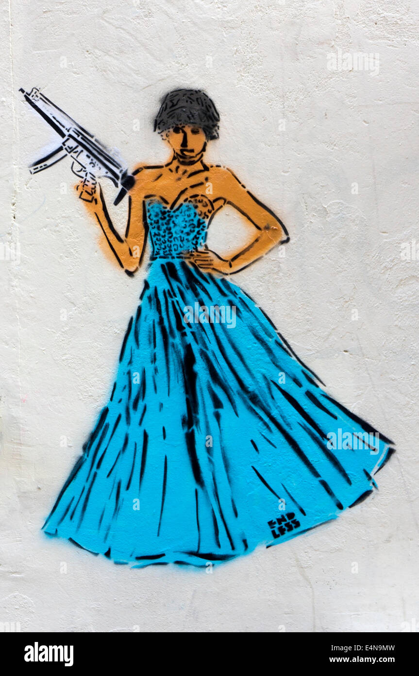 Graffiti von ewigen in Puma Court, Shoreditch, zeigt Frau im langen Kleid mit Gewehr. Stockfoto