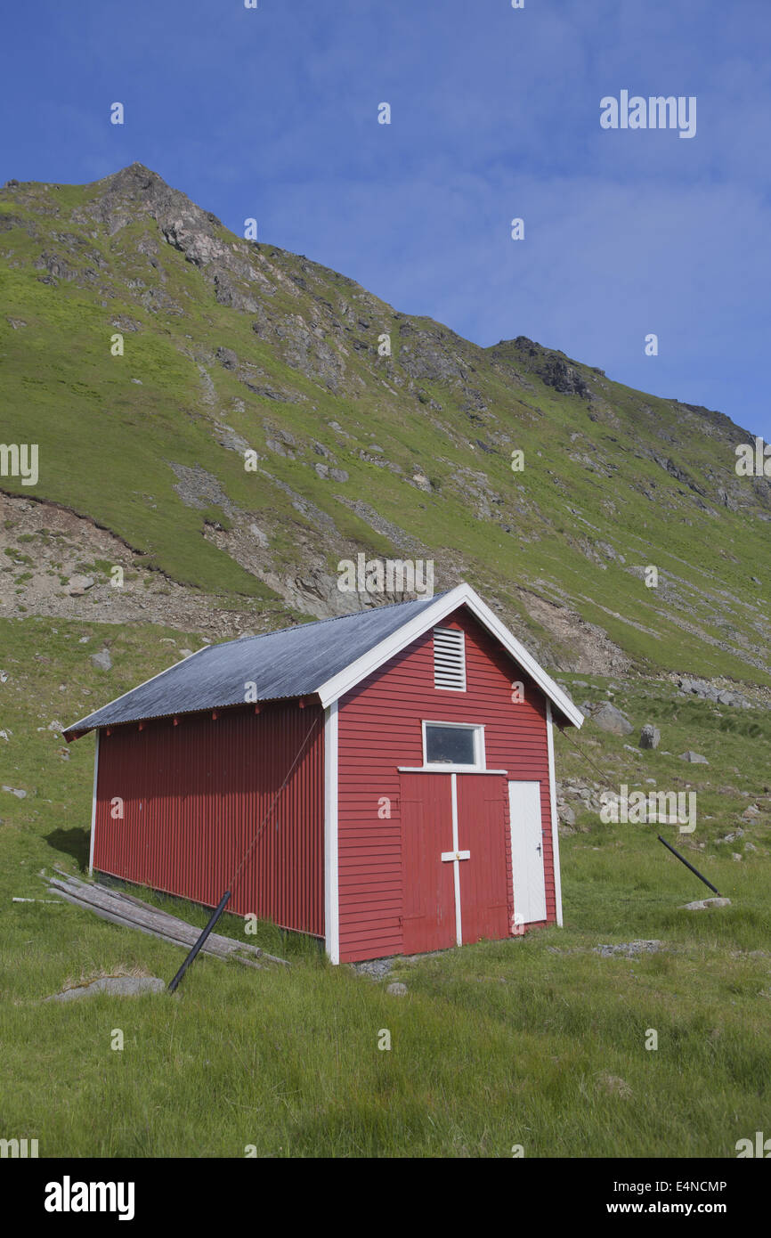 Rote Hütte, Nord-Norwegen, Lofoten-Inseln Stockfoto