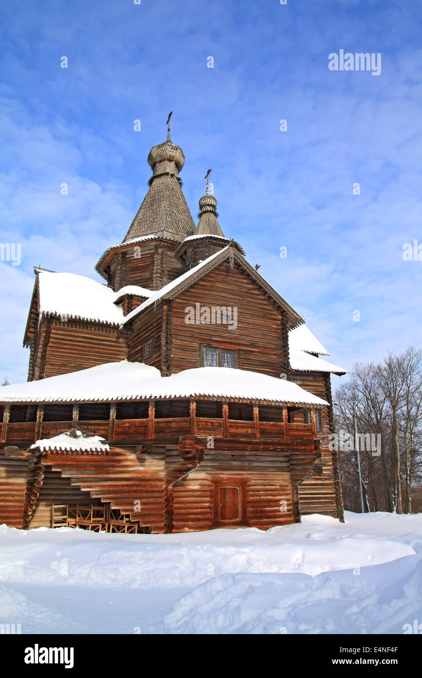 hölzerne Kapelle im Winterdorf Stockfoto