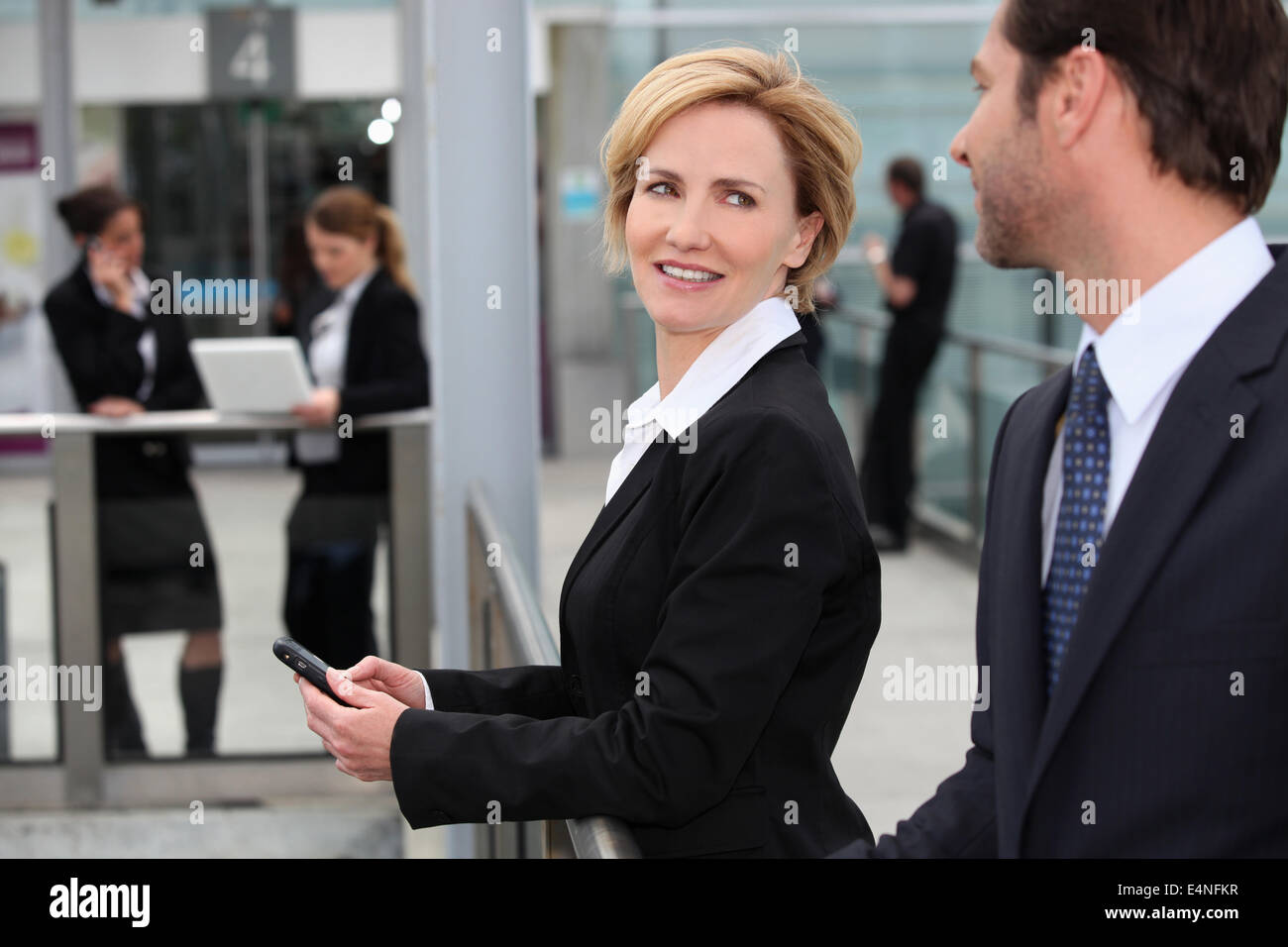 Geschäftsfrau auf einem Flughafen Stockfoto