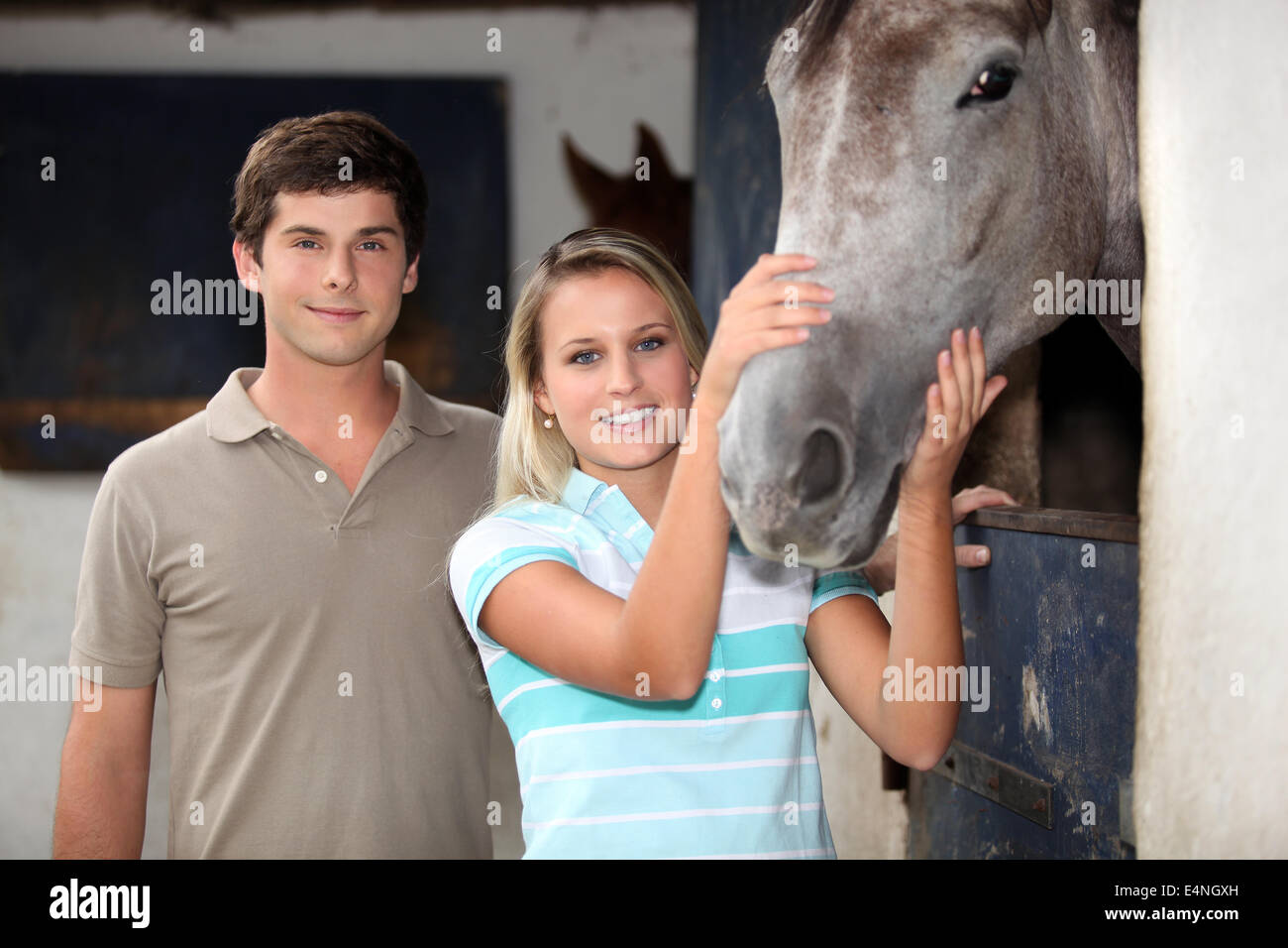 Junges Paar Stand mit dem Pferd Stockfoto