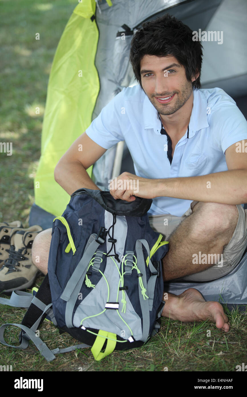 junger Mann camping Stockfoto