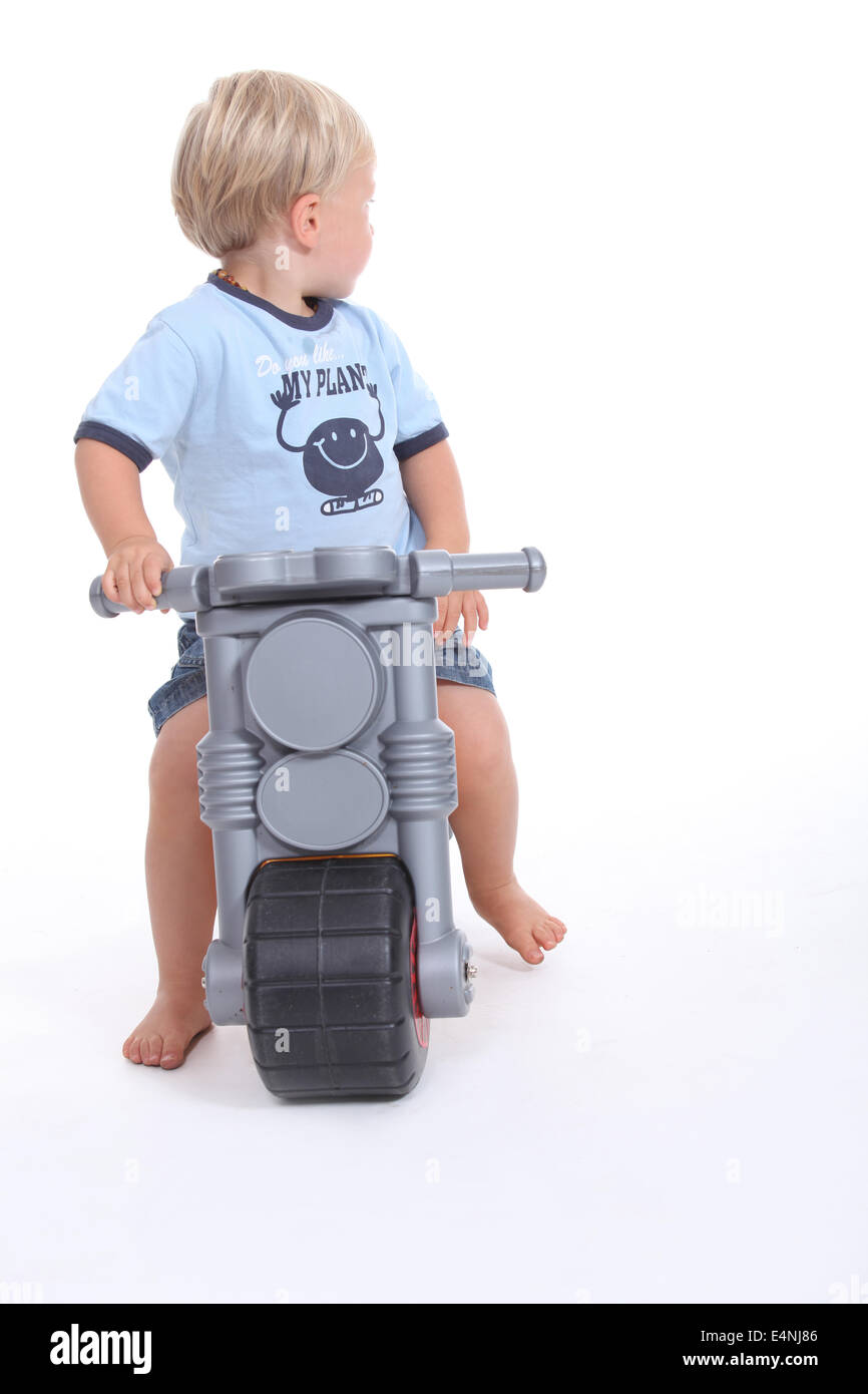Kind mit dem Spielzeug Motorrad Stockfoto