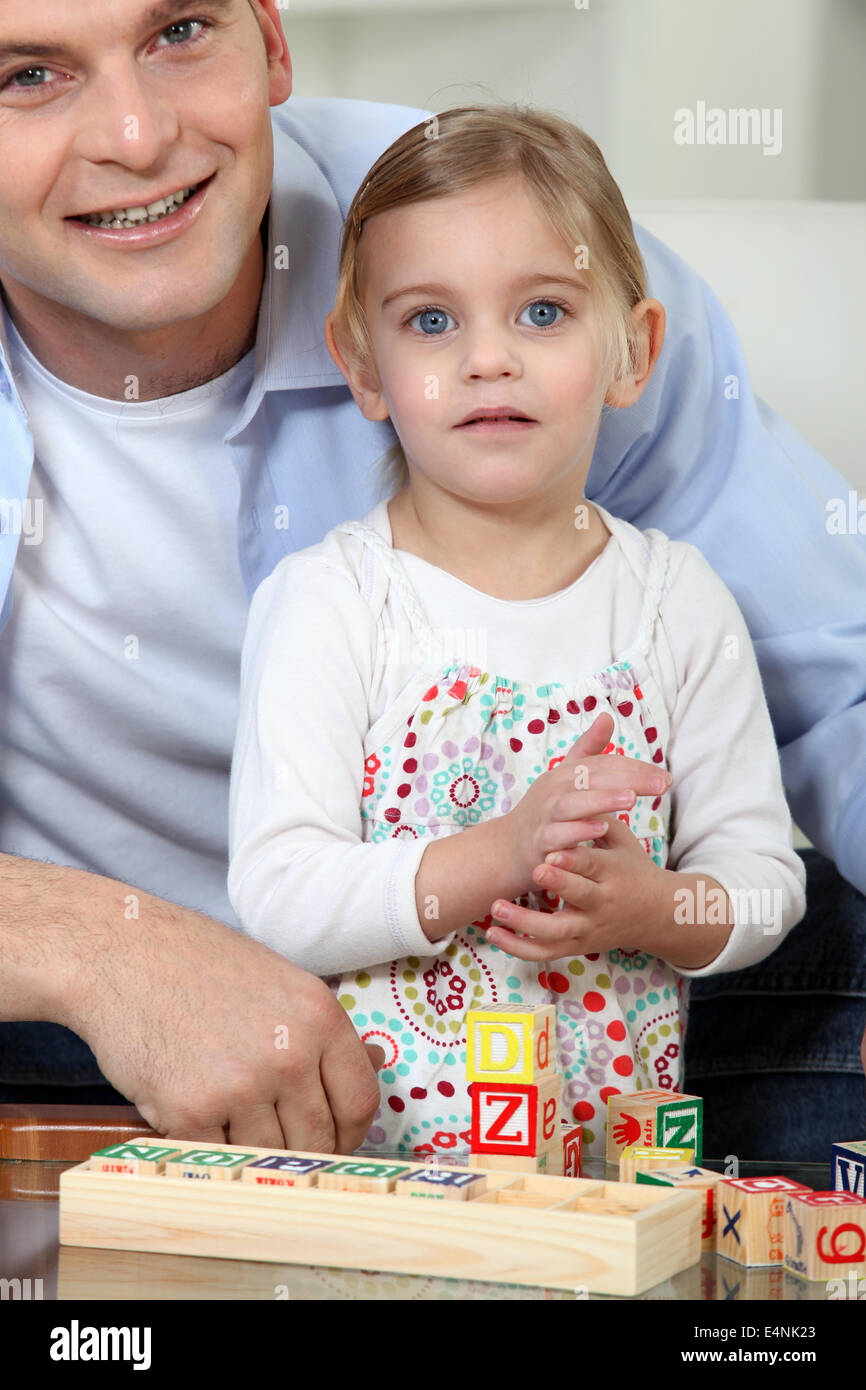 Vater und Tochter spielen mit Blöcken Stockfoto