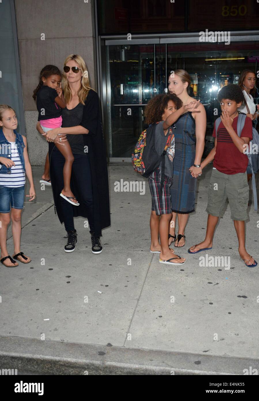 New York, NY, USA. 14. Juli 2014. Heidi Klum, Helene Boshoven "Leni" Klum, Henry Günther Ademola Dashtu Samuel, Johan Riley Fyodor Taiwo Samuel, Lou Sulola Samuel unterwegs für Promi-Schnappschüsse - Mo, New York, NY 14. Juli 2014. Bildnachweis: Derek Sturm/Everett Collection/Alamy Live-Nachrichten Stockfoto