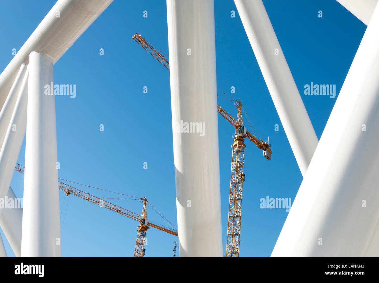 Gestaltung der Rohre. Im Hintergrund, Krane. Stockfoto