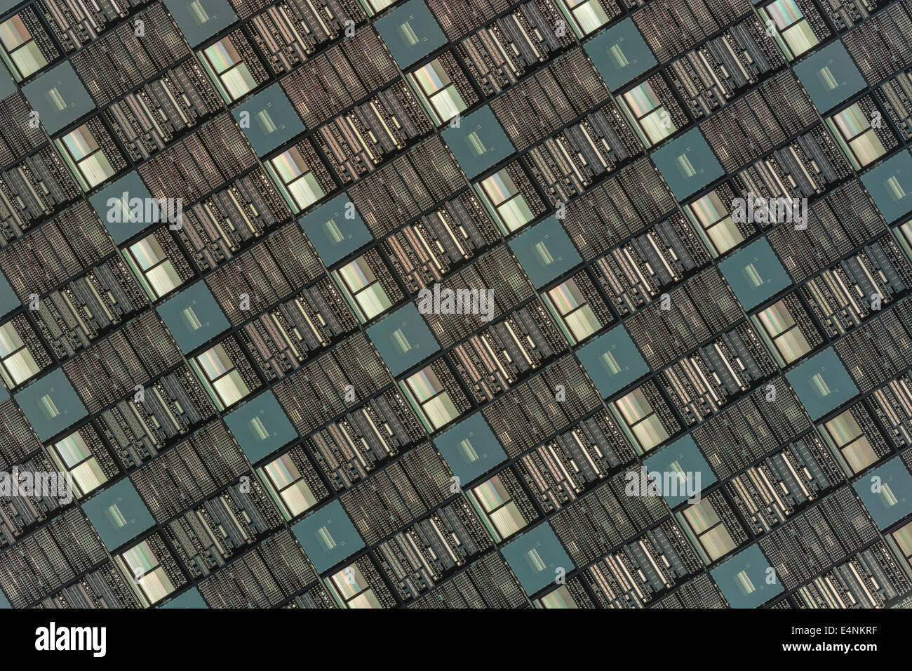 Makrofoto von Mikroschaltungschips auf Siliziumwafern. Für digitale Technologie, Mikroschaltungen, winziges Konzept, Siliziumchips, russischer Mikrochip-Mangel Stockfoto