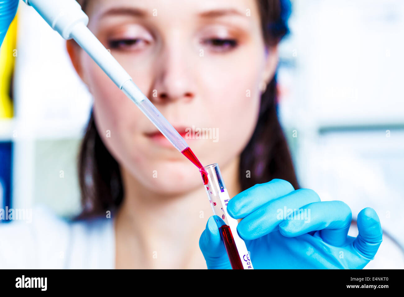Mädchen mit einer Pipette in die Genetik-Labor. Problem-Studie des menschlichen Genoms eine ethische Frage Stockfoto Mädchen mit einer Pipette in die Genetik-Labor. Problem-Studie des menschlichen Genoms eine ethische Frage Stockfoto