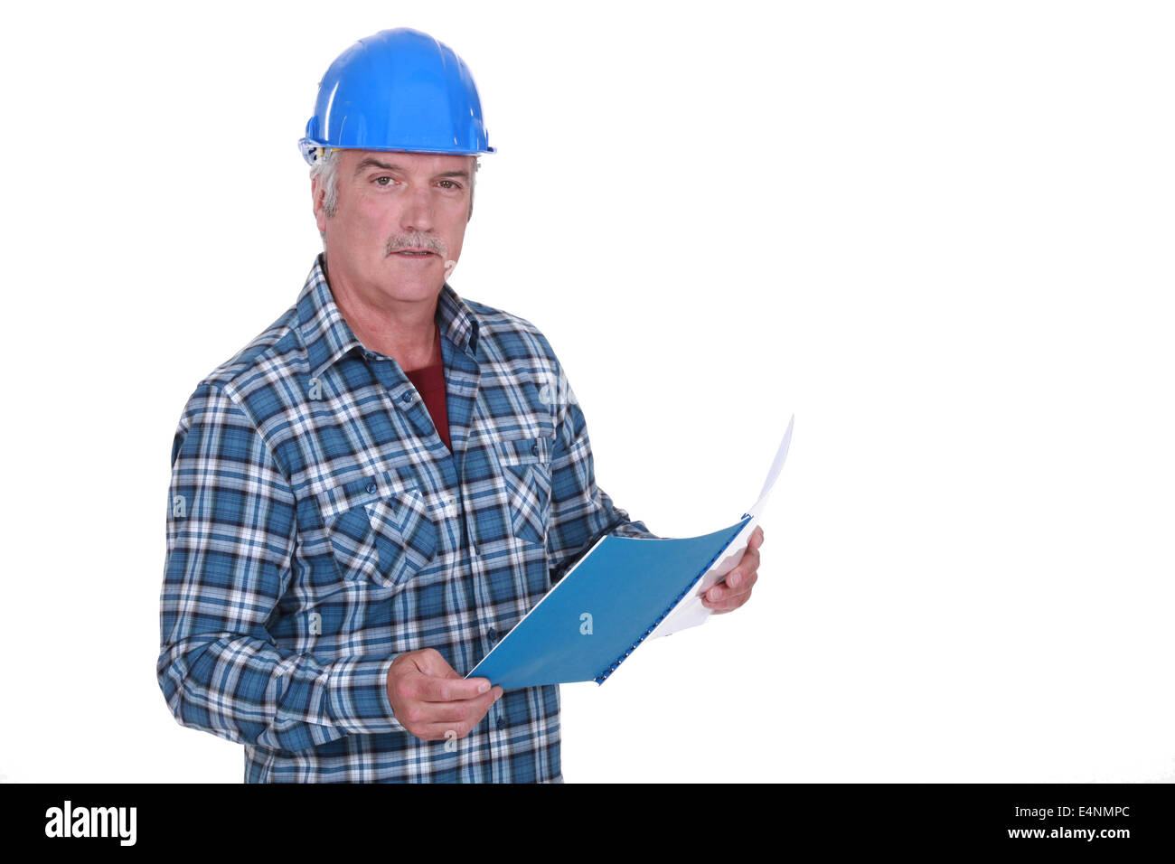 Vorarbeiter auf der Suche durch Papierkram Stockfoto