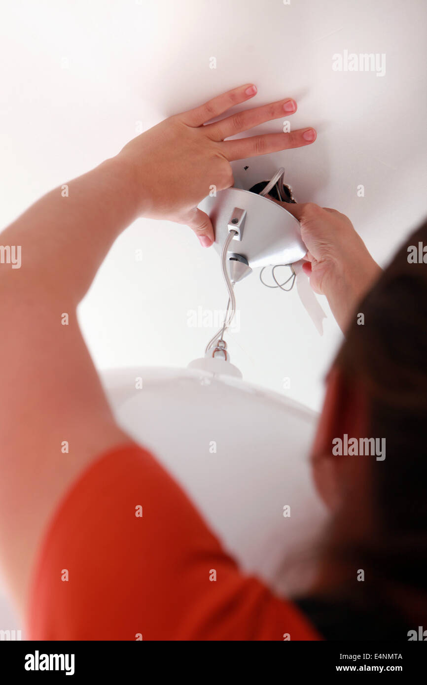 Installation einer Leuchte Stockfoto