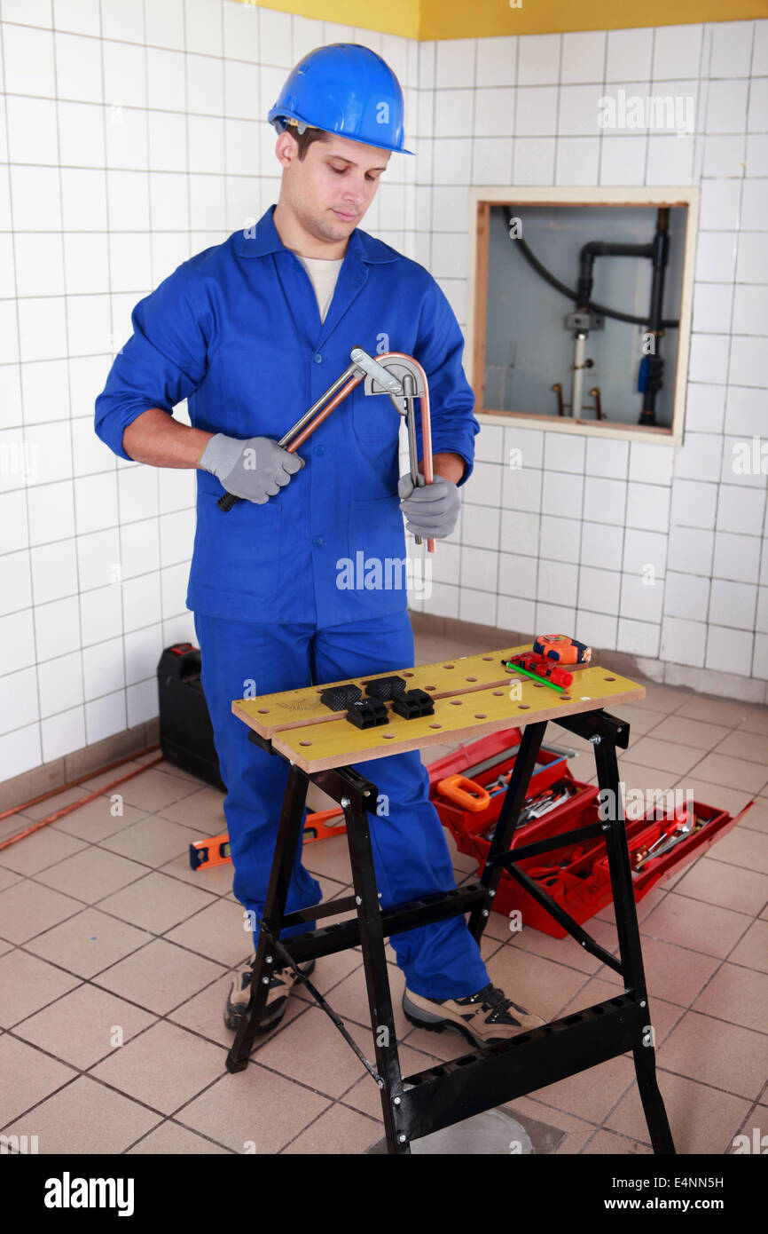 Klempner biegen Kupferrohr Stockfoto