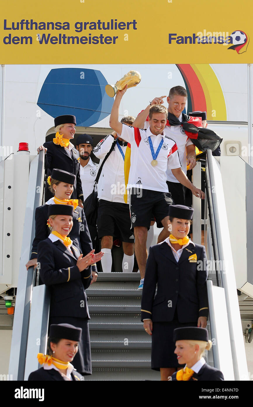 Berlin, Deutschland. 15. Juli 2014.  Philipp Lahm und Bastian Schweinsteiger kommen aus dem Flugzeug am 15. Juli 2014 in Berlin, Deutschland.   Bildnachweis: Norbert Schmidt/Alamy Live News Stockfoto