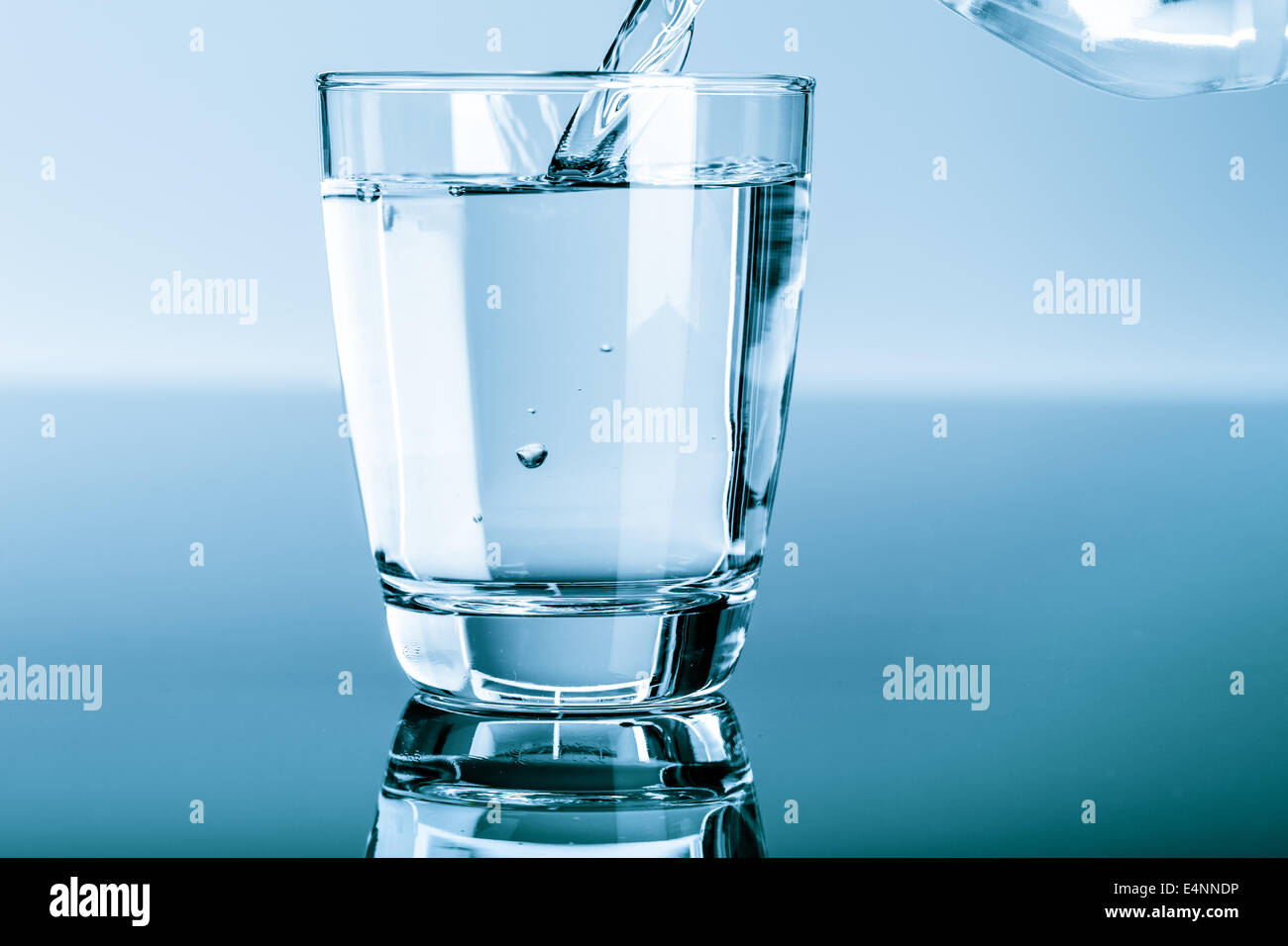 Wasser zu trinken, in ein Glas gegossen Stockfoto