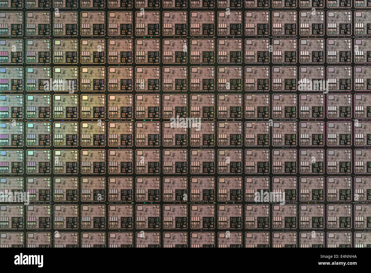 Makrofoto von Mikroschaltungschips auf Siliziumwafern. Für digitale Technologie, Mikroschaltkreise, winziges Konzept, Siliziumchips, Mikrochip-Mangel in Russland. Stockfoto