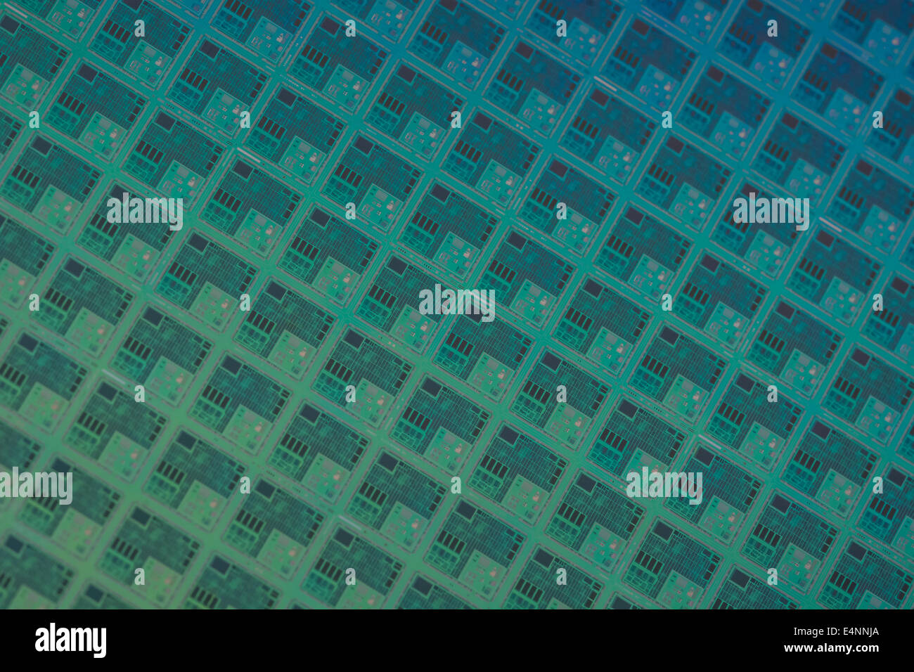 Makrofoto von Mikroschaltungschips auf Siliziumwafern. Für digitale Technologie, Mikroschaltungen, winziges Konzept, Siliziumchips, russischer Mikrochip-Mangel Stockfoto