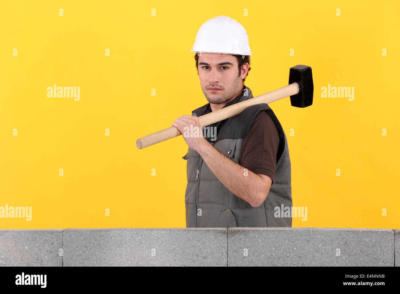 Bauarbeiter mit einem Holzhammer Stockfoto