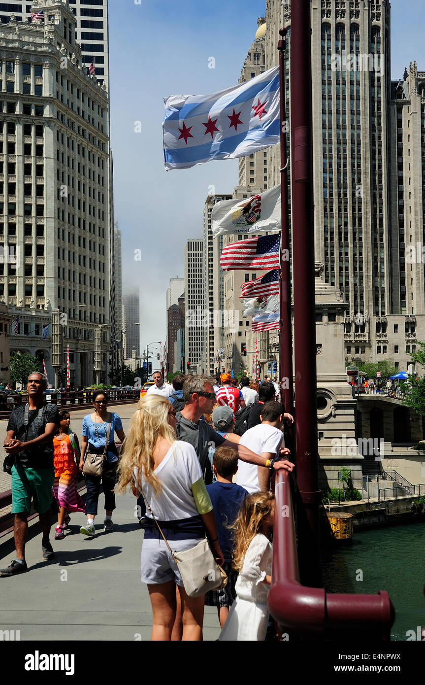 Menschen, über die Du Sabal-Brücke über den Chicago River. Stockfoto