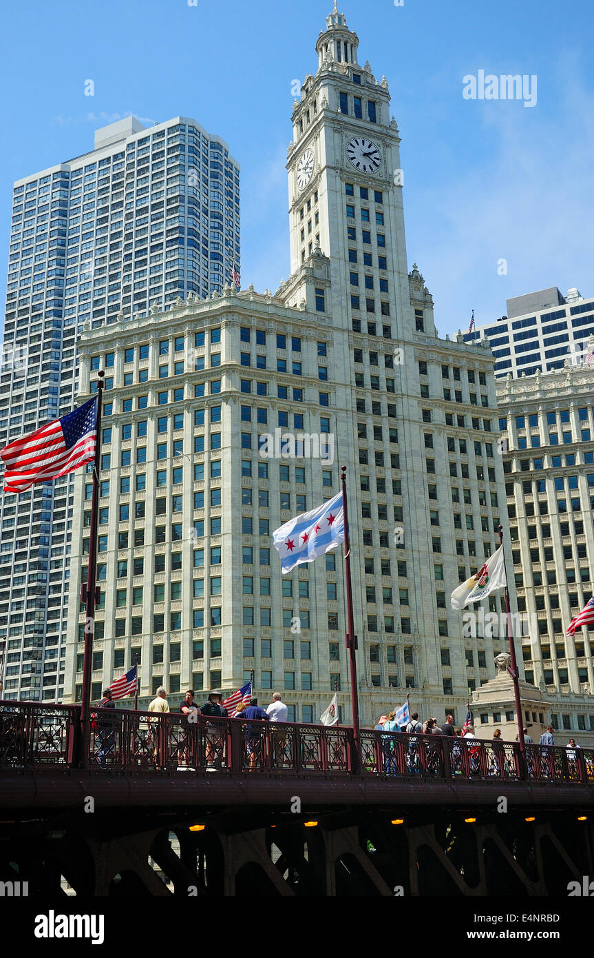 Menschen, die Du Sable überqueren Brücke über den Chicago River. Stockfoto