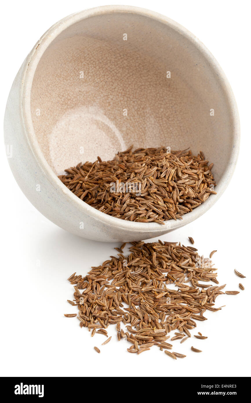 Getrockneten Kümmel oder Kreuzkümmel Samen in kleinen Schüssel auf weißem Hintergrund Stockfoto