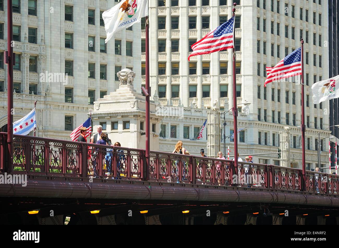 Menschen, die Du Sable überqueren Brücke über den Chicago River. Stockfoto