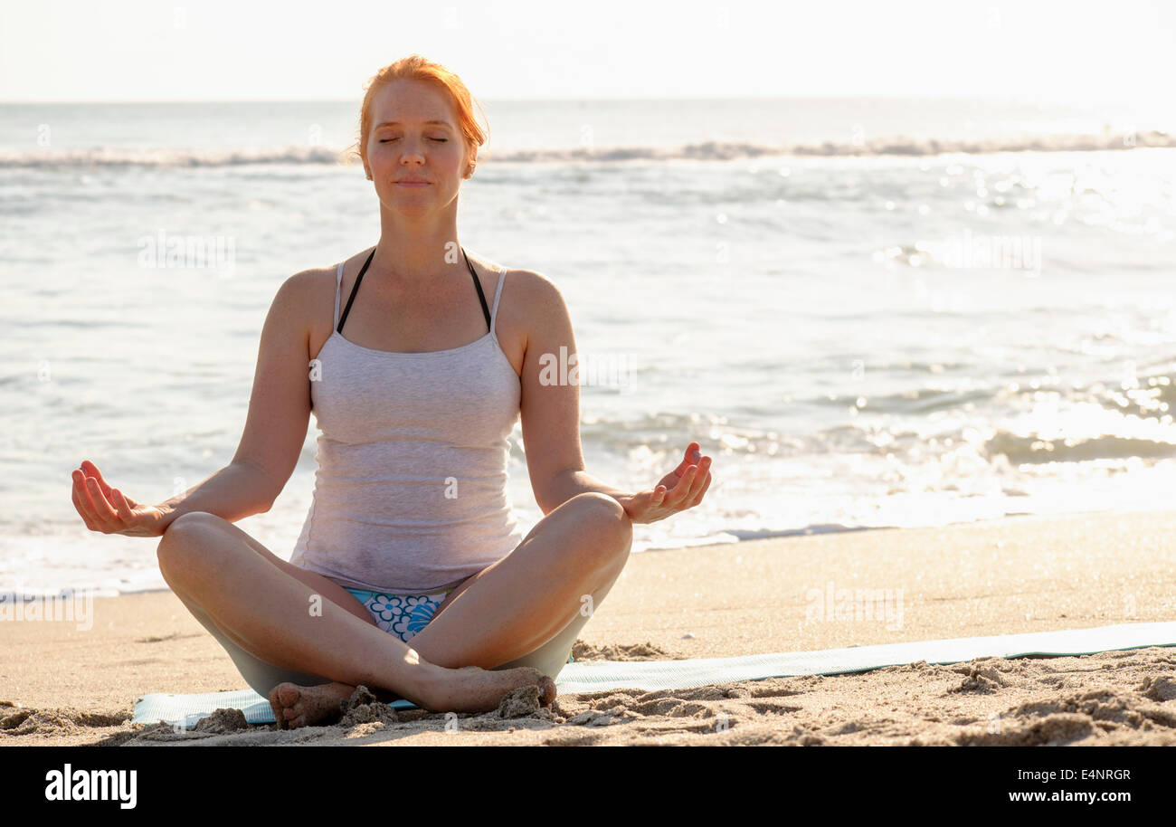 USA, Florida, Palm Beach, Frau praktizieren Yoga am Strand Stockfoto