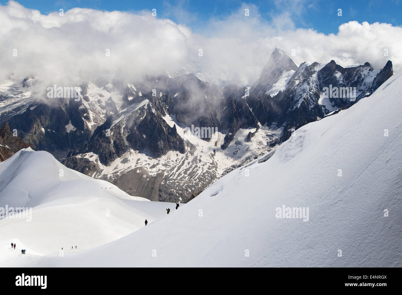 Arete de l'Aiguille du Midi im Mont-Blanc-Massiv, Frankreich. Stockfoto