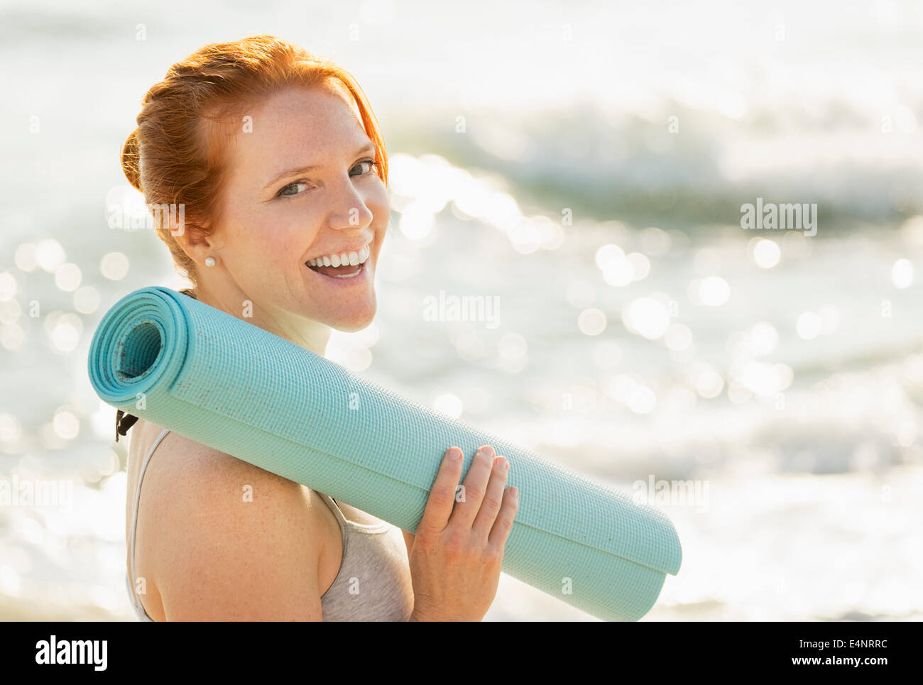 USA, Florida, Palm Beach, Portrait Frau mit Yoga-Matte Stockfoto