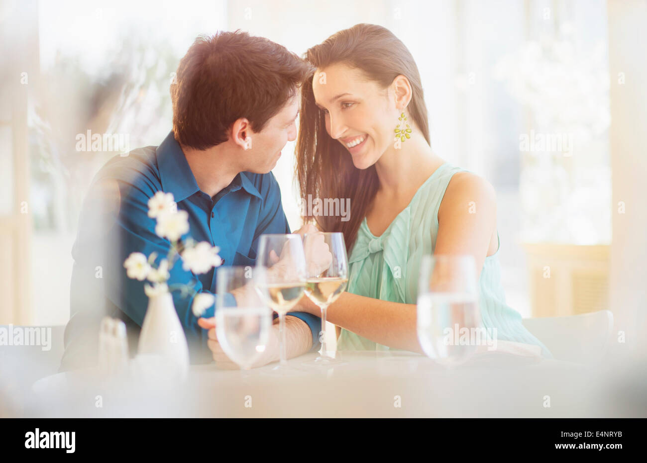 Paar im Restaurant sitzen Stockfoto
