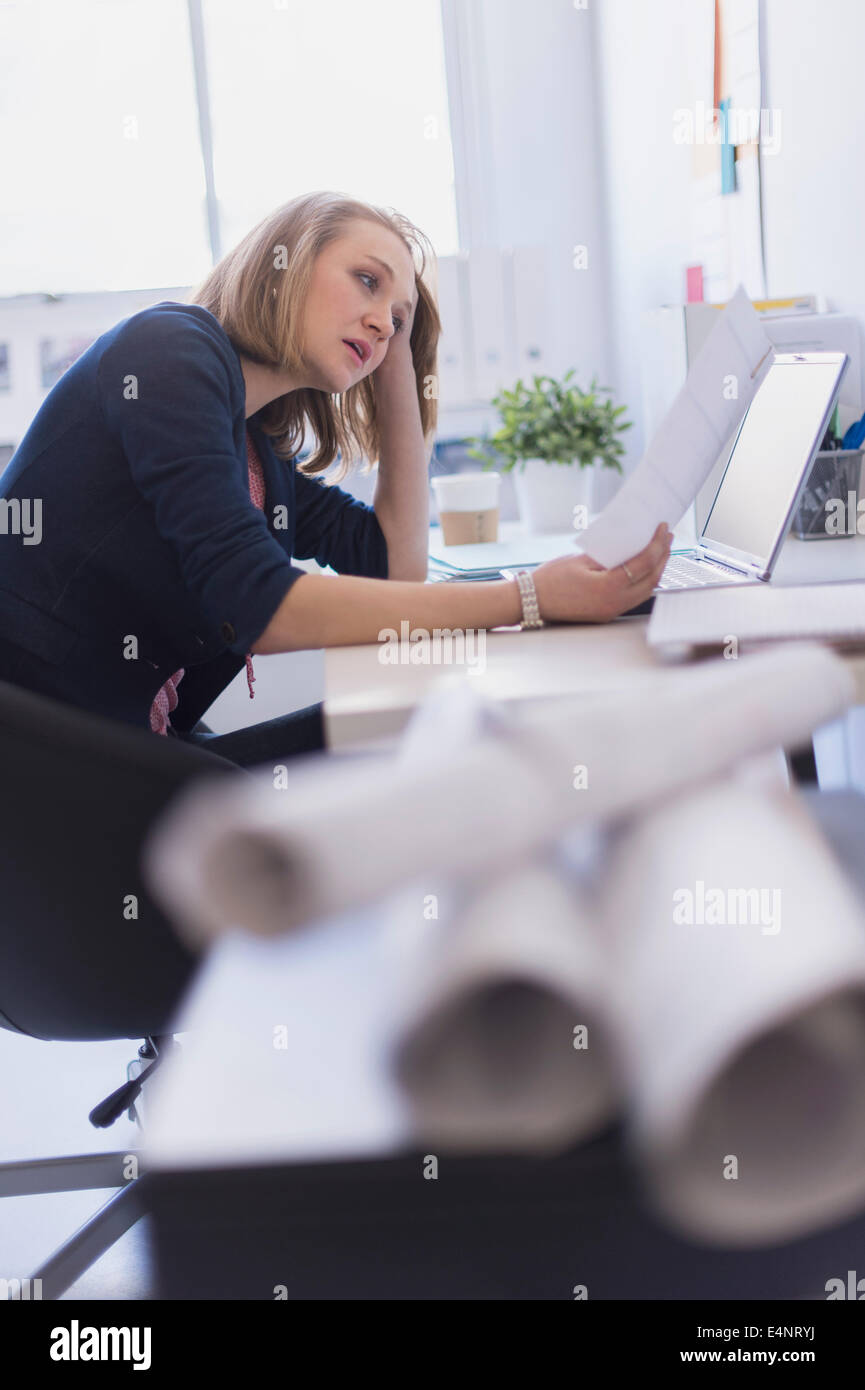 Seitenansicht der Geschäftsfrau im Büro Stockfoto